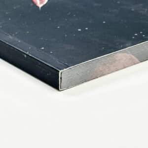 Detalle de encuadernación encolada con cola PUR para libros y catálogos
