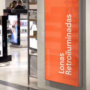 Lona backlight retroiluminada en escaparate con publicidad iluminada