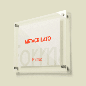 Panel de metacrilato impreso instalado en pared para señalización y decoración