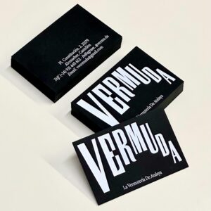 tarjetas de visita personalizadas con tinta blanca sobre fondo negro con acabado elegante